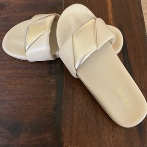 Seychelles Trilogy Slide Sandal - Women’s Size 8 - Ivory/Platinum - NEVER WORN